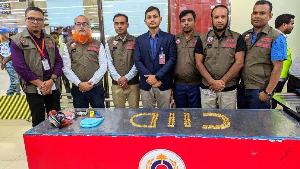 শাহজালালে দুই বিমানকর্মীর জুতায় মিলল ৯.৩৪ কেজি স্বর্ণ