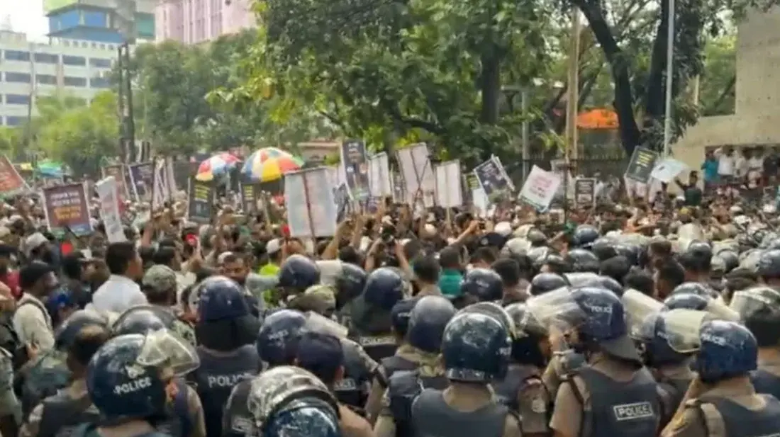 গ্যাস-বিদ্যুৎসহ নিত্যপণ্যের দাম নিয়ে প্রতিবাদ, সচিবালয়ের সামনে কর্মসূচি শেষ করল ১১ দলীয় জোট