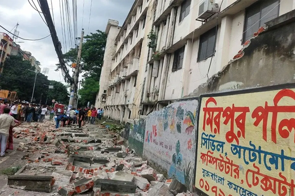 টিসিবির পণ্য নিতে লাইনে দাঁড়িয়ে ছিলেন, দেয়াল ধসে প্রাণ গেল এক নারীর