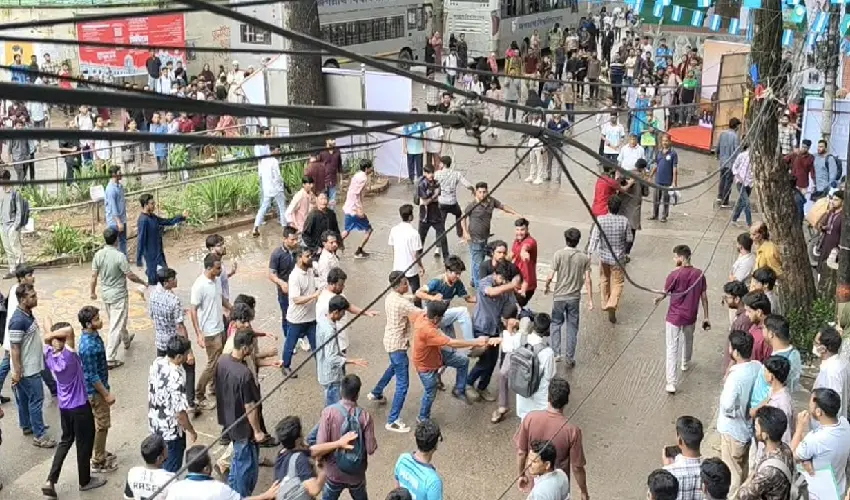 জুলাই গণ–অভ্যুত্থানের অনুষ্ঠান ঘিরে ছাত্রদল-জকসু সংঘর্ষ, আহত কয়েকজন