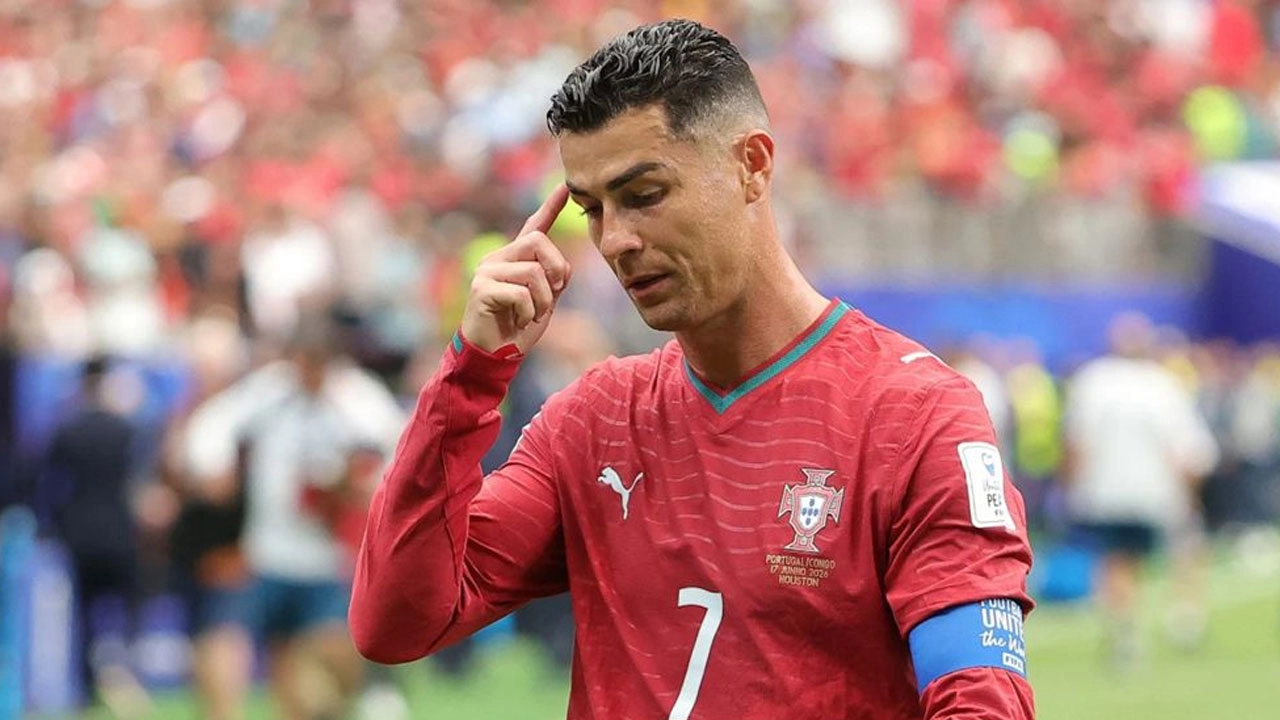 জাতীয় দলের ক্যাম্প ছাড়ার ঘটনায় সাময়িক নিষিদ্ধ রোনালদো