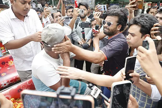 ধানমন্ডি ৩২ নম্বরে ‘জয় বাংলা’ স্লোগান ও শিঙাড়া বিলির অভিযোগে...