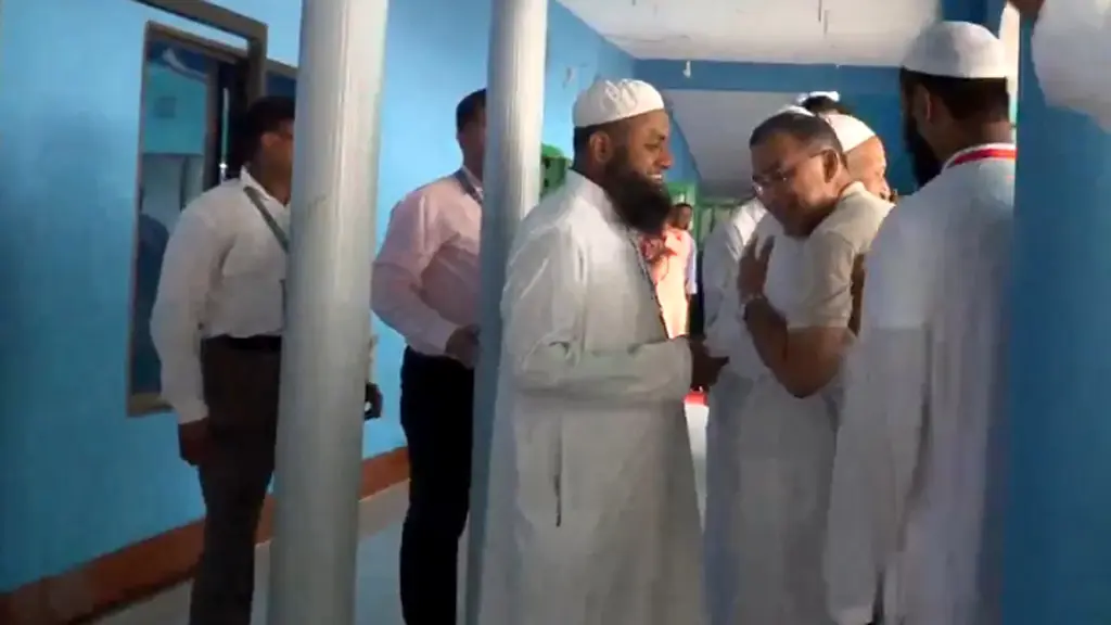 প্রধানমন্ত্রীর সঙ্গে হেফাজত আমিরের সৌজন্য সাক্ষাৎ, বুকে জড়িয়ে নিলেন তারেক রহমান