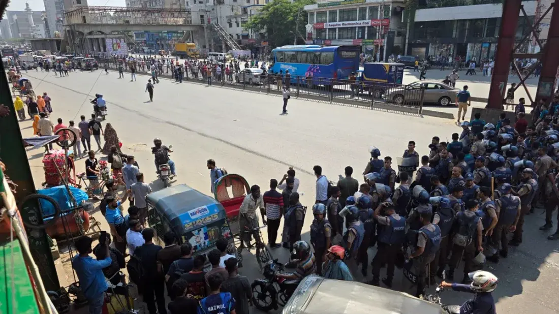 উত্তরায় পোশাকশ্রমিকদের বিক্ষোভ, ঢাকা-ময়মনসিংহ মহাসড়কের এক পা...